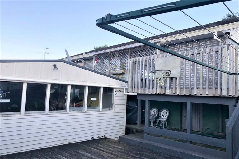 Photo of property in 25 Meadowvale Rise, Titirangi, Auckland, 0604