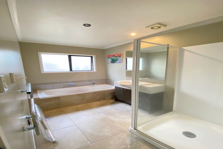 Photo of property in 14 Vicente Place, Oteha, Auckland, 0632