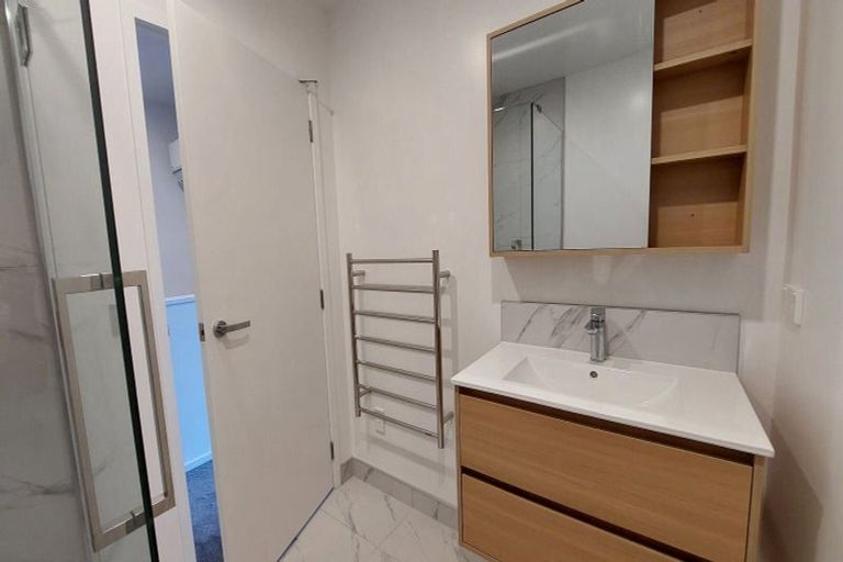 Photo of property in 9/23 Awaroa Road, Sunnyvale, Auckland, 0612