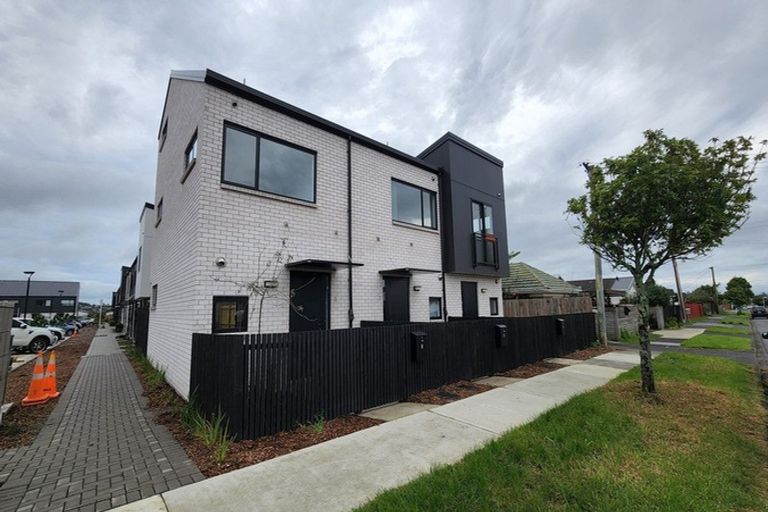 Photo of property in 3/119 Bruce Mclaren Road, Henderson, Auckland, 0612