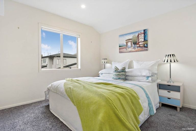 Photo of property in 2/24 Fields Parade, Oteha, Auckland, 0632