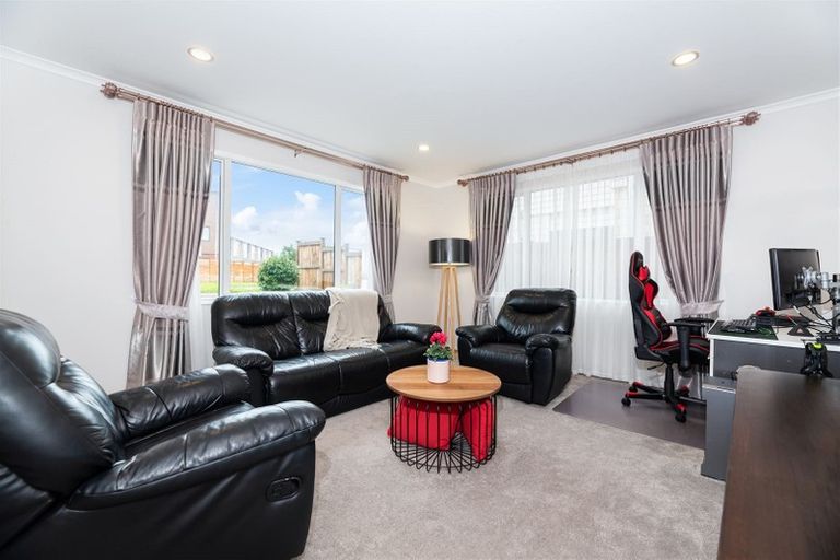 Photo of property in 19 Bordeaux Parade, Te Atatu South, Auckland, 0610