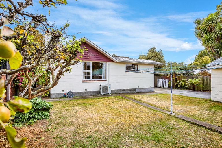 Photo of property in 7 Mirfield Place, Russley, Christchurch, 8042