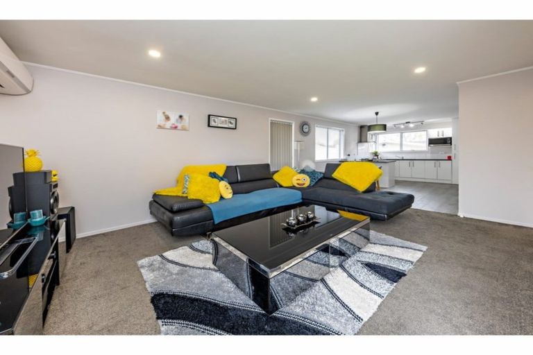 Photo of property in 11 Hinton Place, Weymouth, Auckland, 2103