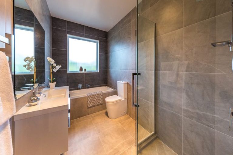 Photo of property in 10 Papa Orchard Drive, Kumeu, 0810