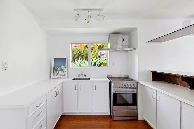 Photo of property in 13 Trias Road, Totara Vale, Auckland, 0629