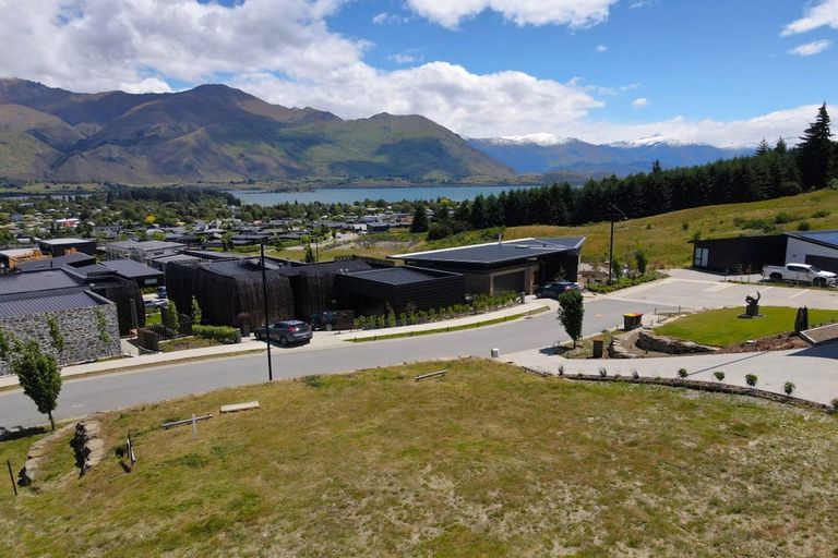 Photo of property in 16 Akitu Rise, Wanaka, 9305