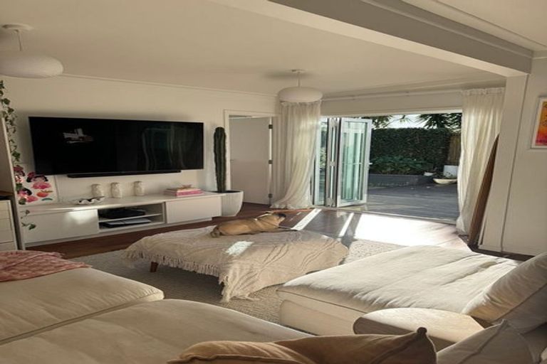 Photo of property in 55 Sunset Road, Totara Vale, Auckland, 0632