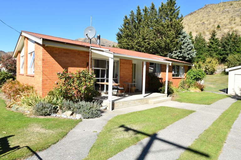 Photo of property in 16 Black Peak Road, Omarama, 9412