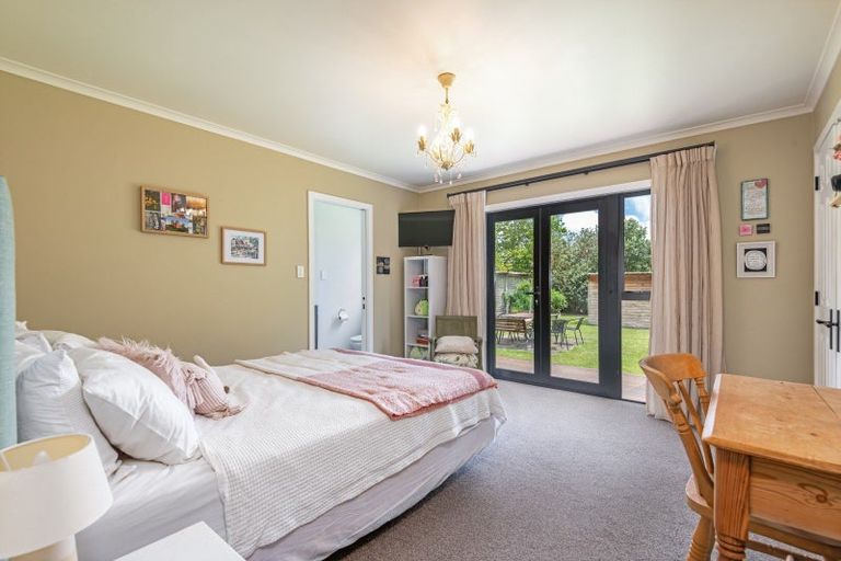 Photo of property in 52 Turitea Road, Fitzherbert, Palmerston North, 4472