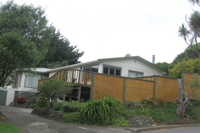 Photo of property in 2 Ranui Terrace, Tawa, Wellington, 5028