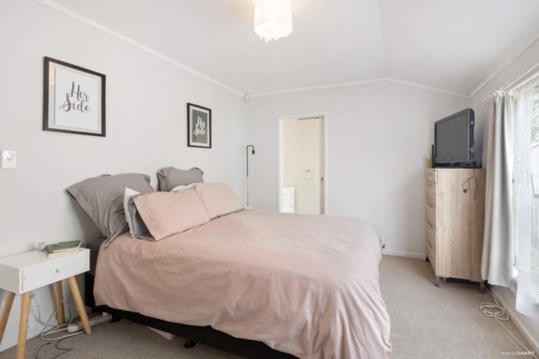 Photo of property in 118b Colwill Road, Massey, Auckland, 0614