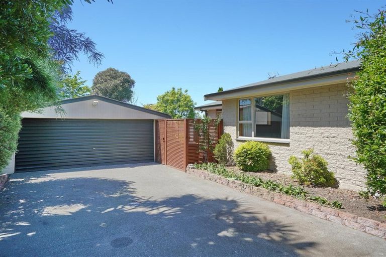 Photo of property in 8 Brookby Crescent, Avonhead, Christchurch, 8042