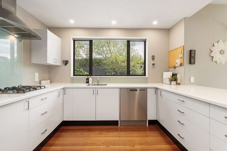 Photo of property in 28 Willowview Drive, Redwood, Christchurch, 8051