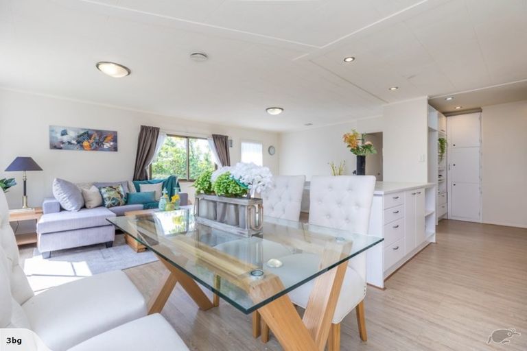 Photo of property in 1/62 Stapleford Crescent, Browns Bay, Auckland, 0630