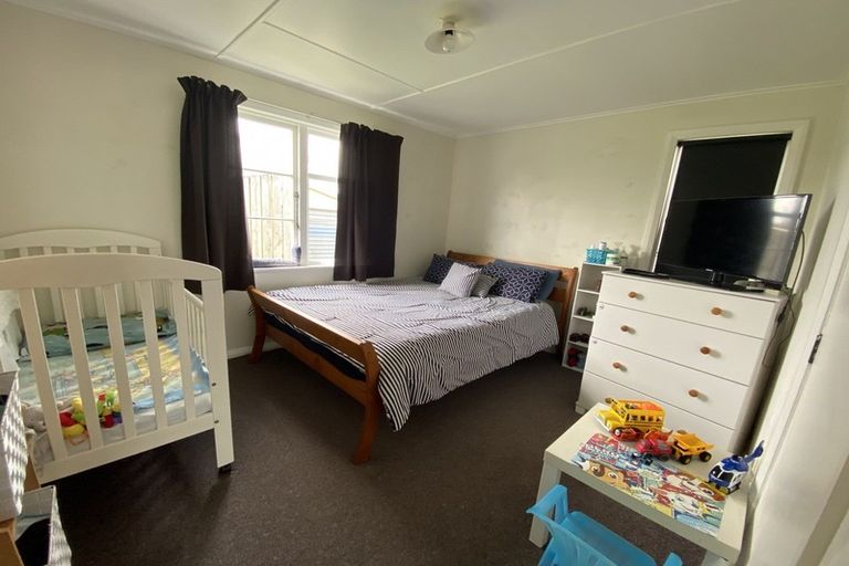 Photo of property in 18 Railway Street, Eltham, 4322