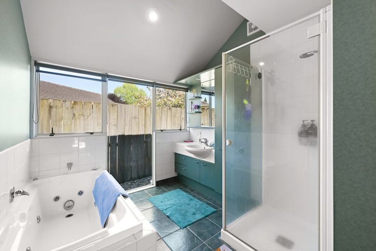 Photo of property in 12 Dover Road, St Andrews, Hamilton, 3200