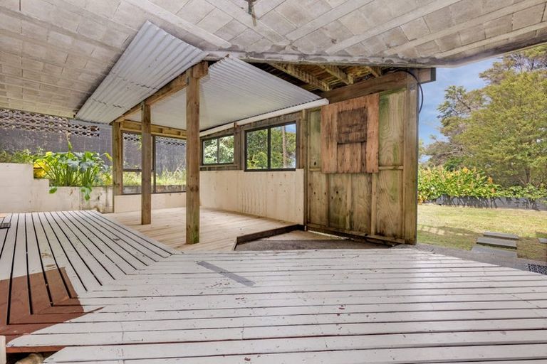 Photo of property in 1070 Scenic Drive North, Swanson, Auckland, 0816