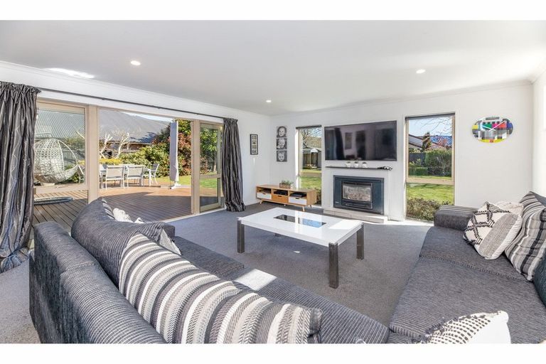 Photo of property in 10 Coolspring Way, Redwood, Christchurch, 8051