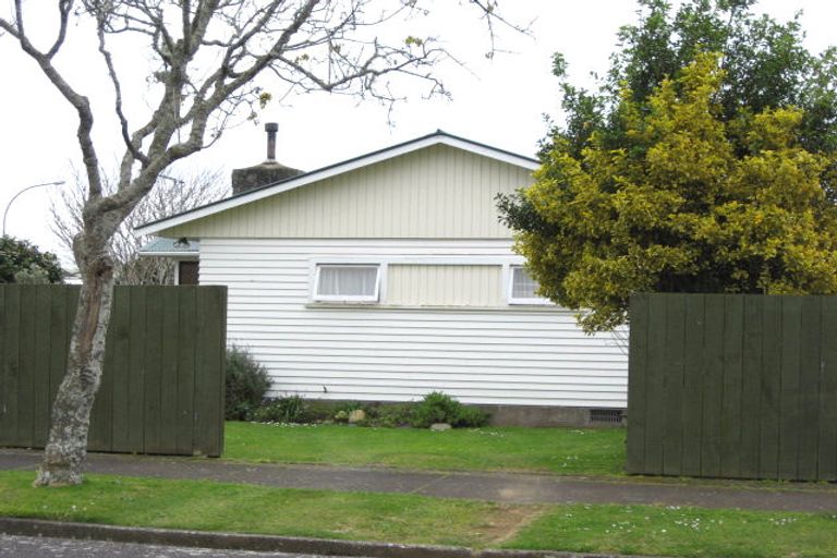 Photo of property in 19 Turakina Street, Merrilands, New Plymouth, 4312