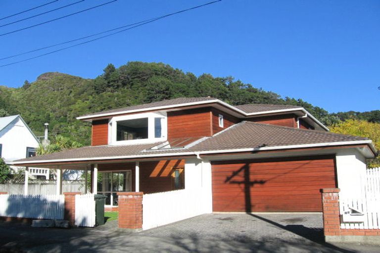 Photo of property in 16-18 Matipo Street, Eastbourne, Lower Hutt, 5013