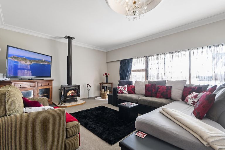 Photo of property in 2 Hogan Street, Pukekohe, 2120