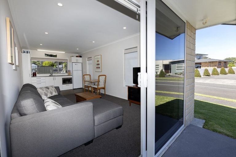 Photo of property in 2 Oakwood Drive, Highlands Park, New Plymouth, 4312