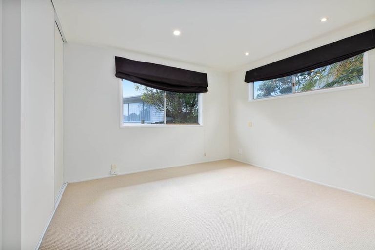 Photo of property in 28 Nor'east Drive, Northcross, Auckland, 0632