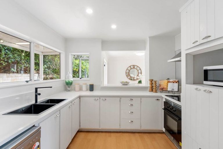Photo of property in 2/6 Bellbird Rise, Murrays Bay, Auckland, 0630