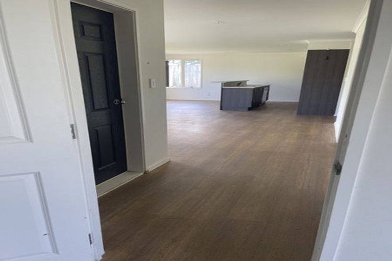 Photo of property in 43 Tawa Road, Kumeu, 0891