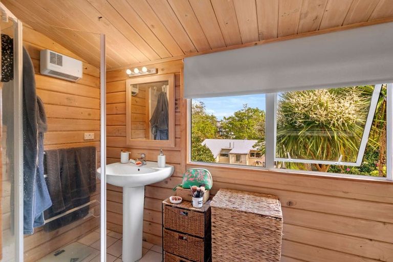 Photo of property in 64 Seabrook Avenue, New Lynn, Auckland, 0600