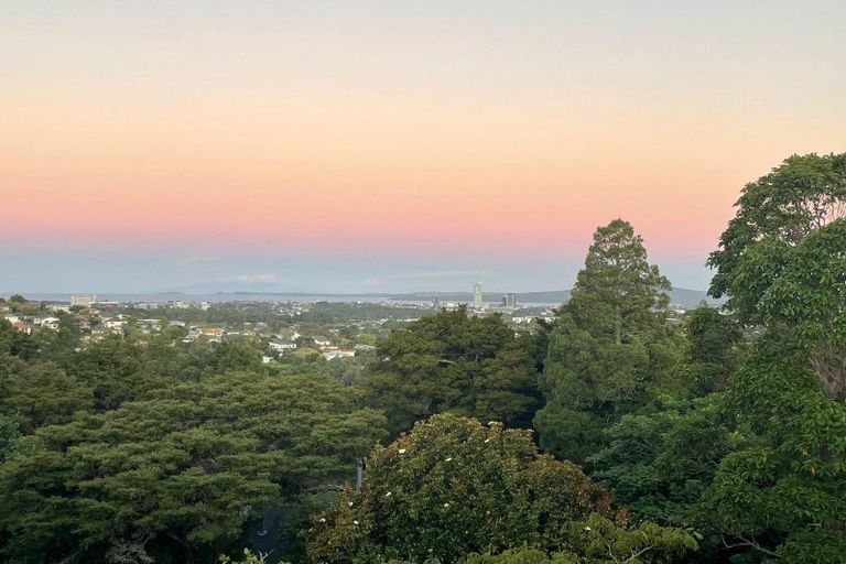 Photo of property in 175 Glenfield Road, Hillcrest, Auckland, 0627