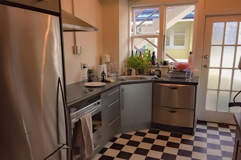 Photo of property in Elms Court Flats, 2/367 The Terrace, Te Aro, Wellington, 6011