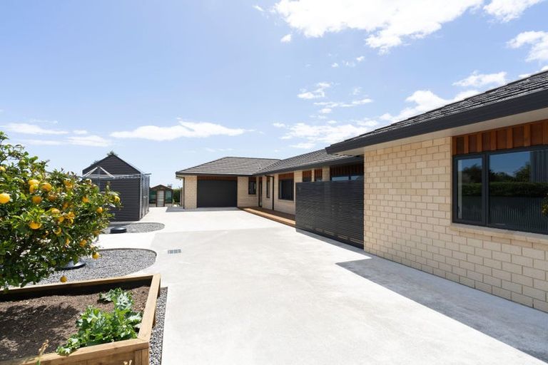 Photo of property in 347a Tararua Road, Levin, 5571