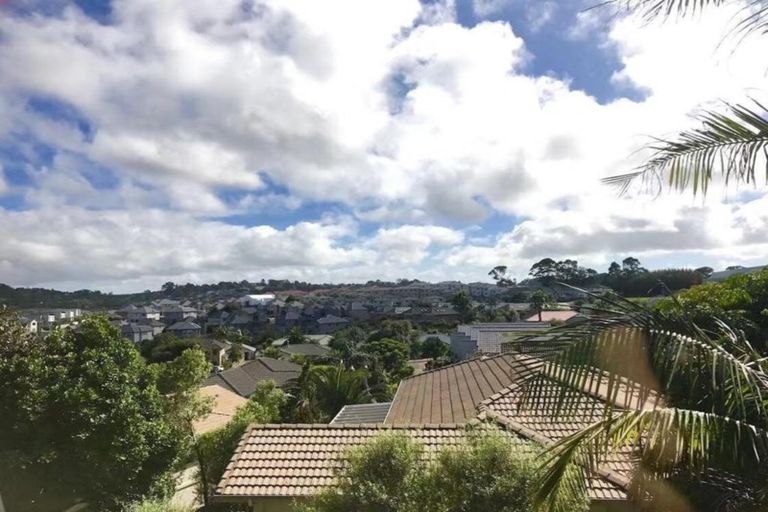 Photo of property in 11 Margaret Henry Crescent, Oteha, Auckland, 0632