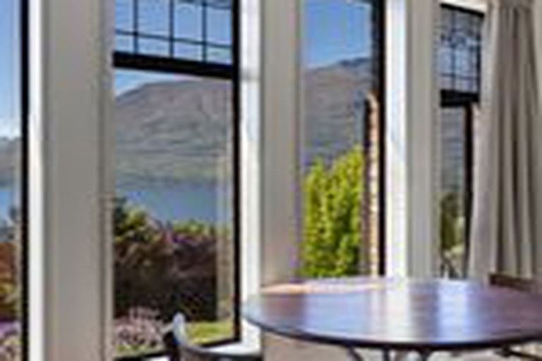 Photo of property in 10 Moss Lane, Sunshine Bay, Queenstown, 9300