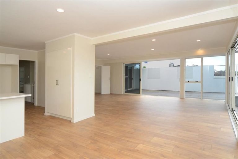 Photo of property in 27 Mcmillan Place, Mellons Bay, Auckland, 2014