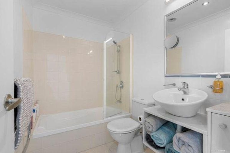 Photo of property in 9h Clearwater Cove, West Harbour, Auckland, 0618