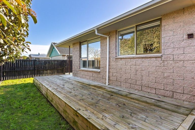 Photo of property in 1/4 Queenspark Drive, Parklands, Christchurch, 8083