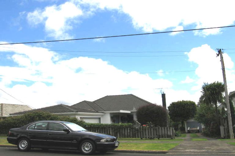 Photo of property in 11 Otakau Road, Milford, Auckland, 0620