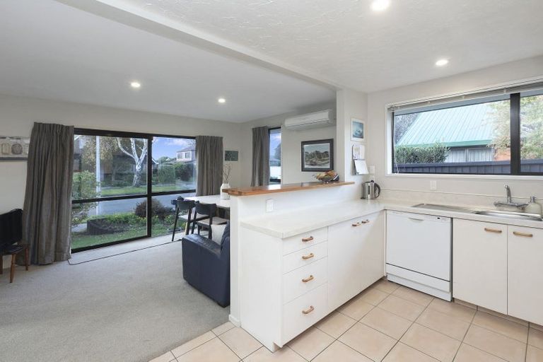 Photo of property in 9 Harkness Place, Avonhead, Christchurch, 8042