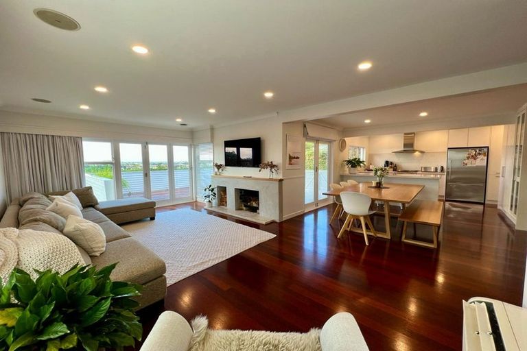 Photo of property in 2/32a Howard Road, Northcote, Auckland, 0627