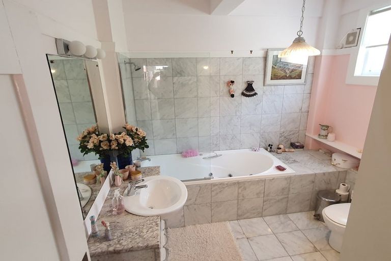 Photo of property in Inverleith House, 306 Oriental Parade, Oriental Bay, Wellington, 6011