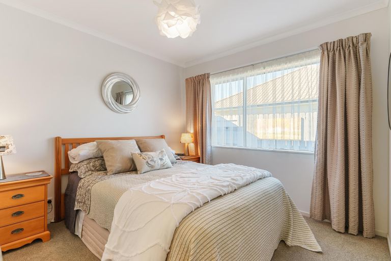 Photo of property in 26 Palmcrest Grove, Highland Park, Auckland, 2010