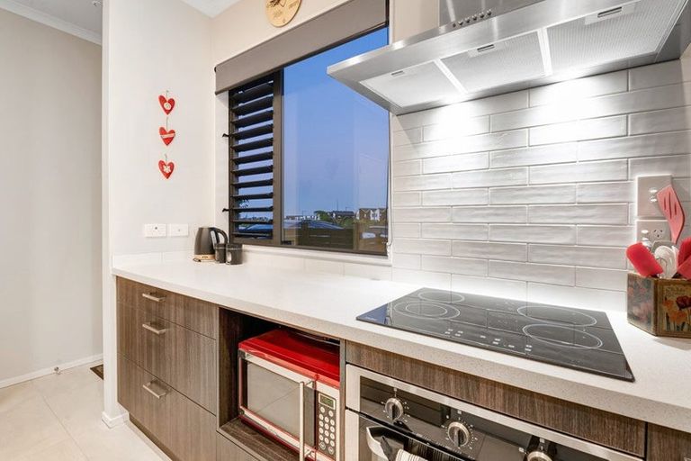 Photo of property in 11 Cambie Avenue, Red Beach, 0932