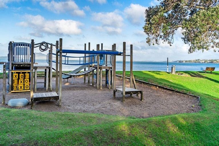 Photo of property in 7b Peter Terrace, Castor Bay, Auckland, 0620