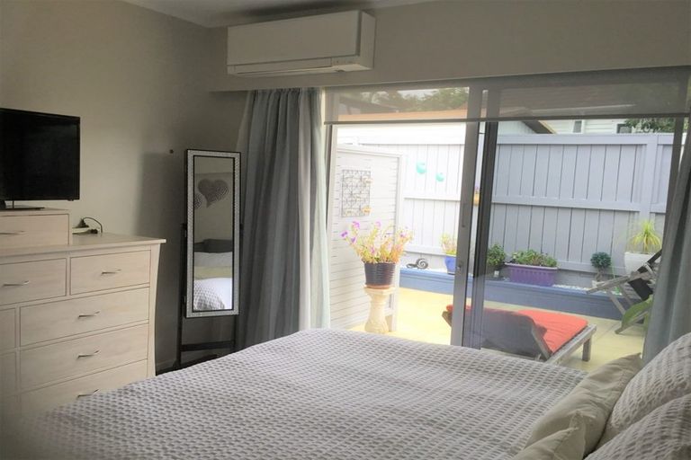 Photo of property in 1/104 East Coast Road, Forrest Hill, Auckland, 0620