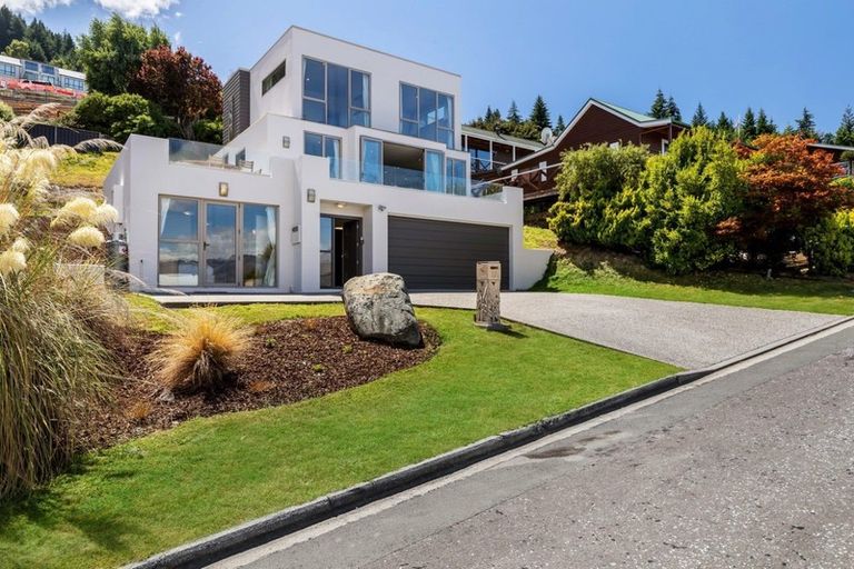 Photo of property in 72 Wynyard Crescent, Fernhill, Queenstown, 9300