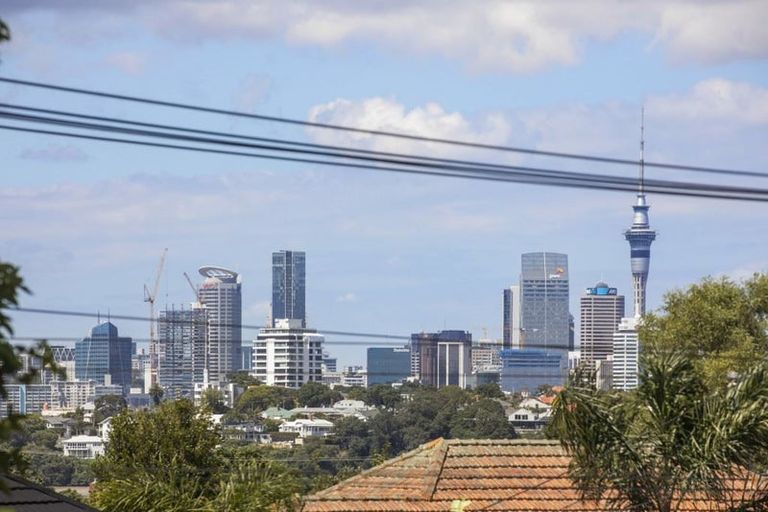 Photo of property in 1/3 Rosyth Avenue, Bayswater, Auckland, 0622