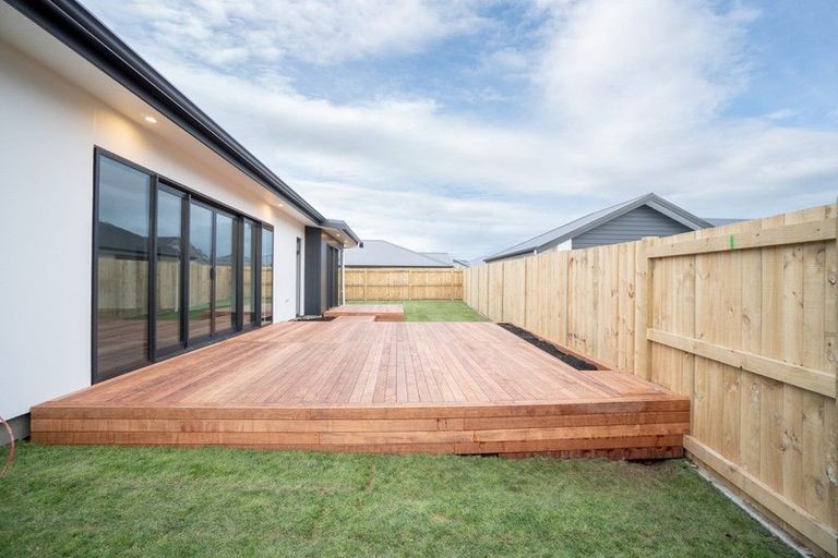 Photo of property in 77 Johnstone Drive, Fitzherbert, Palmerston North, 4410